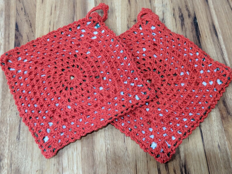 Christmas Colors Trivets Dishcloths Flower Design Set of Two New Crocheted Potholders Cookware Kitchen Items Hot Pads Housewarming
