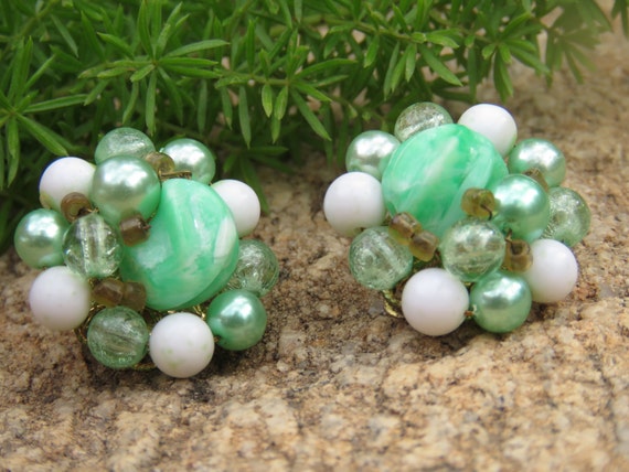 Vintage Earrings Clip Collection 7 Pairs Japan Hong Kong  Vintage green costume glass bead clip earrings display picture 1