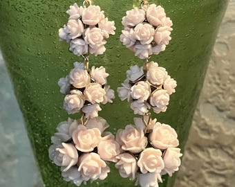 Pendientes colgantes de bolas de flores, rosas rosa pastel, bisutería, pendientes de araña, para orejas perforadas, ideales para Nochevieja, rosa