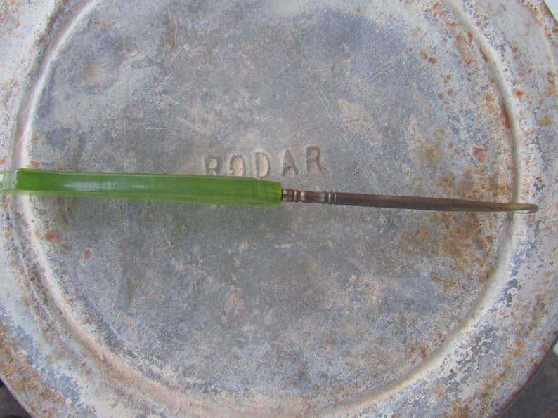 Antique Collectors boot lacer Stamped GROSVENOR AMERITH Ladies Vintage Shoe Button hook Metal Beautiful Green Handle Old Fashion