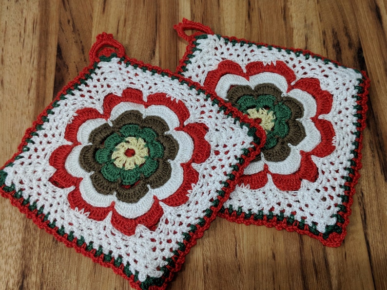 Christmas Colors Trivets Dishcloths Flower Design Set of Two New Crocheted Potholders Cookware Kitchen Items Hot Pads Housewarming