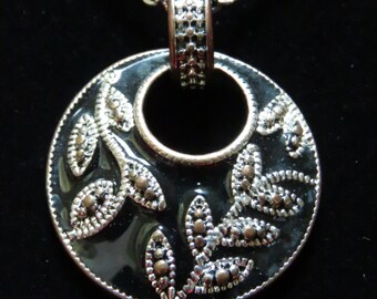 Vintage Circle Necklace, Black and Silver Tone, Autumn Wear, Leaf Design, Black Tie Affair, Costume Jewelry, Ladies, Valentine's Day Gift