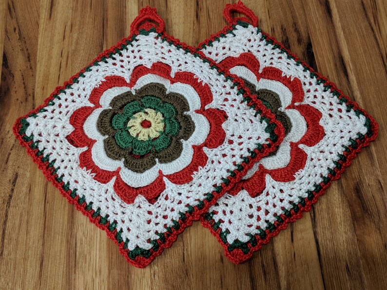 Christmas Colors Trivets Dishcloths Flower Design Set of Two New Crocheted Potholders Cookware Kitchen Items Hot Pads Housewarming