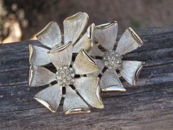 Vintage Daisy Flower Brooch, Three Flowers Pin, C… - image 2