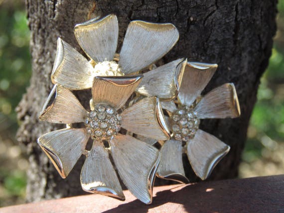 Vintage Daisy Flower Brooch, Three Flowers Pin, C… - image 4