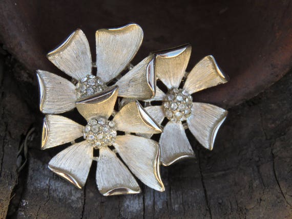 Vintage Daisy Flower Brooch, Three Flowers Pin, C… - image 1