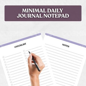 Op de afbeelding: Een minimale dagelijkse journal notepad met een paarse kop. De notepad heeft een checklist en een notitiepagina. Een hand houdt een zwarte pen boven de checklist. De notepad is ontworpen voor dagelijks gebruik.