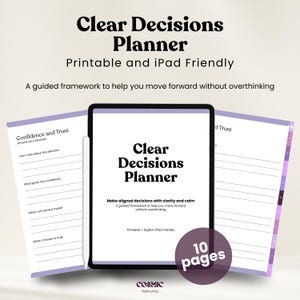 Op de afbeelding: Een digitale planner met de titel "Clear Decisions Planner" wordt weergegeven op een tablet, met twee open pagina's aan weerszijden. De planner is ontworpen om gebruikers te helpen weloverwogen beslissingen te nemen met helderheid en kalmte. De tekst "Printable and iPad Friendly" is inbegrepen.