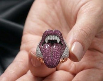 Anello per lingua tempestato di diamanti, anello con labbra gocciolanti, gioielli hip hop, anello con rubino rosa, anello di lusso personalizzato, regalo streetwear
