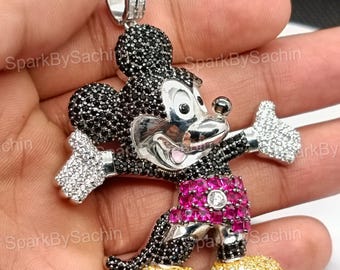 Colgante con dije de Mickey Mouse para hombre, con rubí redondo y racimo de diamantes, sin cadena. El mejor regalo para hombre, como colgante o regalo de cumpleaños.