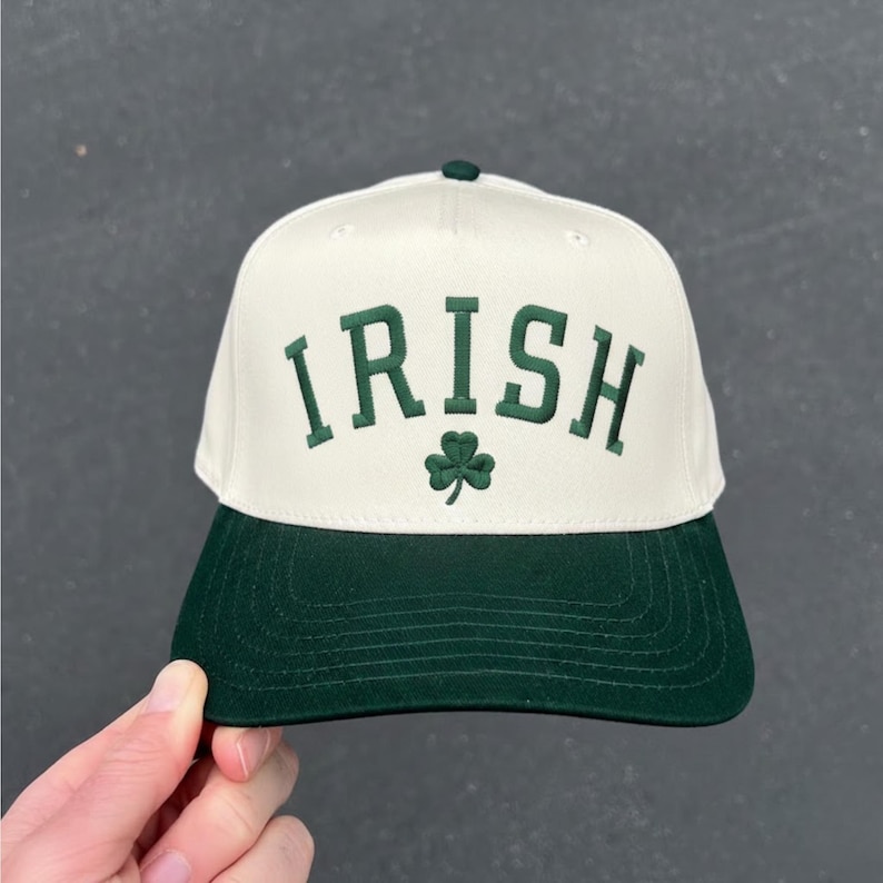 Peut inclure: Casquette de baseball avec une couronne blanche et une visi&egrave;re vert fonc&eacute;. Le mot "IRISH" est brod&eacute; en vert, avec un tr&egrave;fle vert en dessous. La casquette est de conception classique &agrave; six panneaux.