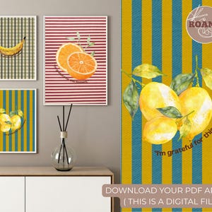 Puede incluir: Una colección de impresiones artísticas enmarcadas con ilustraciones de frutas en acuarela. Incluye un plátano, naranjas y limones. Las impresiones tienen fondos a rayas y a cuadros en varios colores. El texto en las impresiones dice "I'm grateful for this moment."
