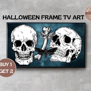 Puede incluir: Una pantalla de televisión digital con arte de Halloween que muestra dos cráneos humanos blancos, un hueso y dos polillas centrados sobre un fondo azul oscuro texturizado. El texto HALLOWEEN FRAME TV ART, ROAND y BUY 1 GET 2 aparece.