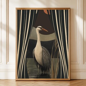 Puede incluir: Impresión artística enmarcada, que representa una garza en un paisaje estilizado. La obra, en un marco dorado, utiliza una paleta de negro, blanco, marrón y naranja. La garza está en el agua.