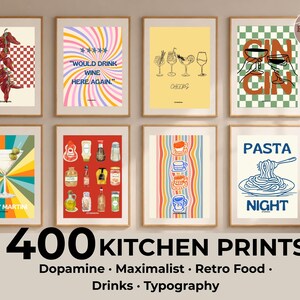 Puede incluir: Ocho láminas enmarcadas para la cocina, con ilustraciones de comida y bebida. Los diseños incluyen chiles, cócteles y pasta. El texto "400 KITCHEN PRINTS" se muestra en la parte inferior, junto con temas de diseño.