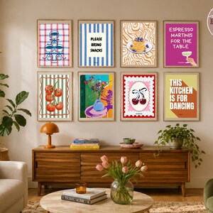 Puede incluir: Una colección de impresiones artísticas enmarcadas con varios diseños y texto. Una impresión dice "PLEASE BRING SNACKS" sobre un fondo a rayas azules. Otra dice "ESPRESSO MARTINIS FOR THE TABLE". Otras impresiones presentan ilustraciones de alimentos y flores.
