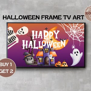 Puede incluir: Una pantalla de televisión digital que muestra arte con temática de Halloween con el texto HAPPY HALLOWEEN. La escena presenta un esqueleto, una luna creciente, una telaraña, una casa embrujada morada, una lápida con R.I.P., dos calabazas y un fantasma.