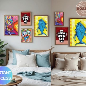 Puede incluir: Una colección de impresiones artísticas enmarcadas con diseños abstractos coloridos, un pez azul y un jarrón con un patrón de tablero de ajedrez en blanco y negro. Las obras de arte se exhiben sobre una cama con ropa de cama blanca y cojines azules.