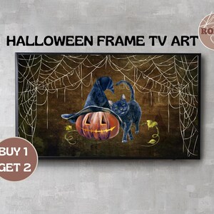 Puede incluir: Una pantalla de televisión digital que muestra arte de Halloween con un gato negro con sombrero de bruja junto a una calabaza tallada. El fondo presenta una superficie texturizada de color marrón oscuro con telarañas blancas. Texto: HALLOWEEN FRAME TV ART, ROAND, BUY 1 GET 2.