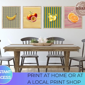 Puede incluir: Cuatro impresiones enmarcadas de frutas: un plátano sobre un fondo a cuadros verdes, maracuyá sobre rayas amarillas, limones sobre rayas turquesas y rodajas de naranja sobre rayas rojas. El texto "PRINT AT HOME OR AT A LOCAL PRINT SHOP" es visible.