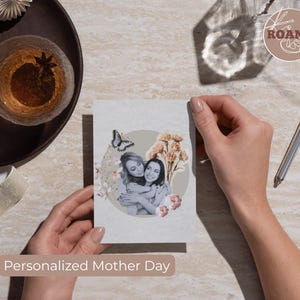 Puede incluir: Un conjunto de tres botes de cerámica con tapas, con un patrón geométrico en tonos azules, blancos y grises. Los botes varían en tamaño, el más grande mide aproximadamente 20 cm de altura.