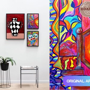 Puede incluir: Tres obras de arte originales enmarcadas cuelgan de una pared blanca. El arte incluye un jarrón con un patrón de cuadros en blanco y negro, una pieza abstracta colorida y una pintura de dos caras de payaso. Un soporte negro para plantas y una pequeña mesa negra están en primer plano.