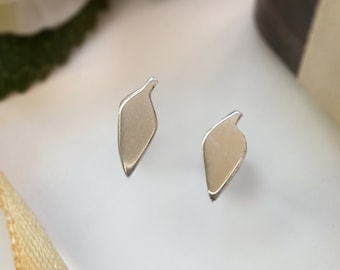 Simple leaf stud earrings, highly polished dainty leaves, nature jewellery, leaf jewellery