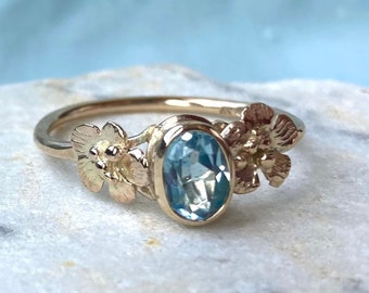 Blue topaz gold floral ring, dainty ring in large finger size T1/2. Beautiful clear blue topaz. One of a Kind, flower ring, flower jewelry