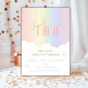 Può includere: Un invito dai colori pastello arcobaleno con le parole "Cloud Nine" in corsivo dorato e lettere rosa. L'invito è per il 9° compleanno di Ophelia e include lo spazio per la data, l'ora, il luogo e le informazioni RSVP.