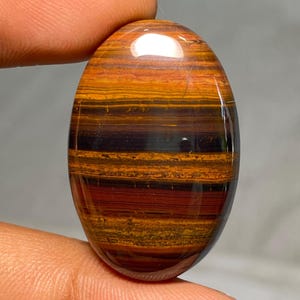 Occhio di tigre in ferro naturale 34x22x7 mm Il ferro di tigre è una combinazione di occhio di tigre, ematite e diaspro rosso. Pietra di tigre da 59,50 carati.