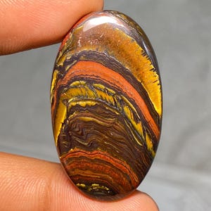 Occhio di tigre in ferro naturale di alta qualità Il ferro di tigre è una combinazione di occhio di tigre, ematite e diaspro rosso. Pietra di tigre da 66,70 carati, 40x23x5 mm.