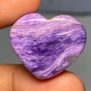 Charoíta em formato de coração, pedra preciosa de cura, Charoíta roxa em formato de coração, Charoíta para fazer joias, 24,55 cts. 30 x 24 x 6 mm