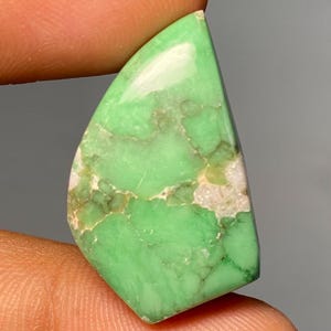 Pierres précieuses variscite AAA +, cabochon variscite australien vert variscite forme libre pierre en vrac fabrication de pierres précieuses à la main pour bijoux. 55 carats