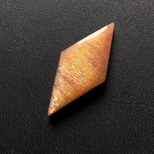 Cabochon de pierre de soleil en treillis scintillant 100 % pierres précieuses en treillis naturel en vrac pour la fabrication de pierres de soleil en treillis arc-en-ciel, fabrication de pendentifs de bijoux 12,90 ct. 31 x 13 mm
