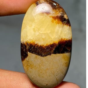 Cabochon poli fait à la main avec des pierres précieuses de septariennes jaunes à 100 %, pierre de septarienne naturelle en vrac pour la fabrication de bijoux. 71,40 cts 41x24x8 MM