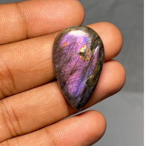 Labradorita Spectrolite Natural Cabochão em Formato de Pera Labradorita Roxa para Atacado de Joias Fabricação de Labradorita 25,35 Quilates, 31x19x5 MM