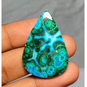 Cabochon di malachite crisocolla a forma di pera. Pietra preziosa di malachite crisocolla per la creazione di gioielli. Peso 48,70 ct. Dimensioni: 47x26x5 mm.