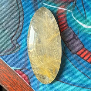 Cabochão de rutilo dourado natural solto, pedra preciosa de quartzo rutilo chamativo, com fundo plano para fabricação de joias (55 cts 41 x 22 x 8 mm)
