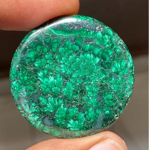 Cabochão de malaquita, pedra preciosa solta, pingente redondo com folha de malaquita natural para fazer joias, presente para ela (71,65 ct, 36 x 36 x 5 mm)