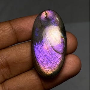 Topkwaliteit natuurlijke paarse labradoriet cabochon ovale vorm paarse labradoriet voor sieraden groothandel steen maken 55,60 karaat, 40 x 21 x 7 mm