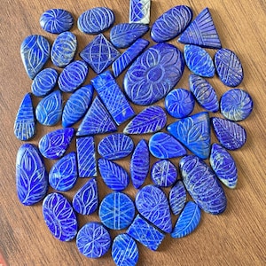 46 peças de lápis-lazúli esculpidos em lote, cabochão solto, pedra preciosa natural de lápis-lazúli esculpida em Mughal, com parte traseira plana para fabricação de joias, 1231 cts