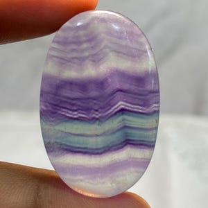 Cabochon en fluorine naturelle/pierre de fluorite faite main/pierre de paume en cristal de fluorite/bijoux de guérison faits main (38x24x6 mm) 63,45 cts