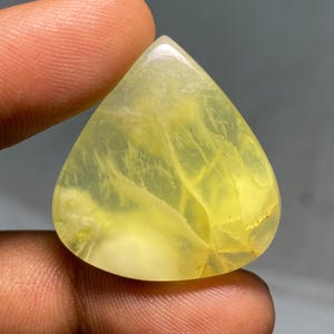 Prehnite verde/prehnite naturale cabochon a forma di pera 29x28x6mm pietra gialla traslucida naturale all'interno cabochon minerale cristallo curativo