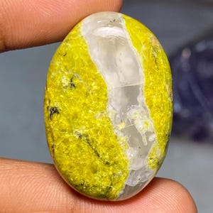 Cabochon d'opale verte - 37 x 25 x 7 mm pendentif fait main, collier de pierres précieuses vertes naturelles de Madagascar, bagues, macramé 57,60 carats
