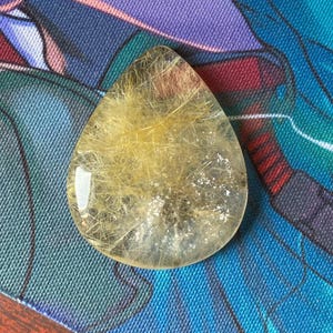 Cabochão de rutilo dourado natural de baixo preço, pedra preciosa solta de quartzo, com parte traseira plana para fabricação de joias (45 cts 344 x 28 mm)