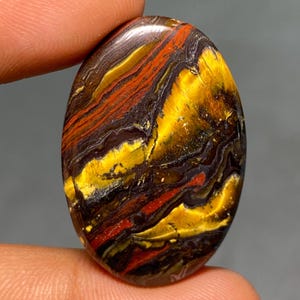 Occhio di tigre di ferro/Oeil de fer Cabochon 35x23x4 mm Il ferro di tigre è una combinazione di occhio di tigre, ematite e pietra di diaspro rosso da 33,60 carati