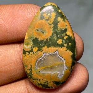 Pietra preziosa di riolite di alta qualità, fatta a mano, pietra preziosa di diaspro della foresta pluviale naturale cabochon di riolite per la creazione di gioielli, 26,55 ct, 33x20x5 mm.