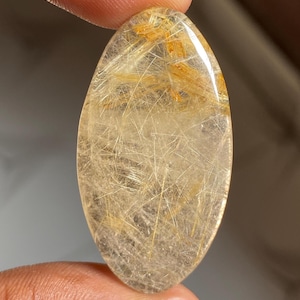 Cabochão de rutilo dourado natural solto, pedra preciosa de quartzo rutilo chamativo, com fundo plano para fabricação de joias (55 cts 41 x 22 x 8 mm)
