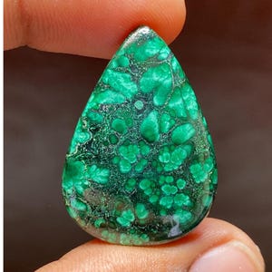 Ciondolo in malachite cabochon, pietra preziosa sfusa, foglia di malachite naturale, a forma di pera, per la creazione di gioielli, regalo per lei (38,25 ct, dimensioni: 38 x 23 x 4 mm)