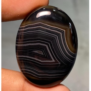 Cabochon en agate rubanée 100 % naturelle, pierre précieuse d'agate rubanée noire de forme ovale, pierre précieuse en vrac faite à la main avec de bonnes sensations 74,55 cts (39 x 30 x 7 mm)